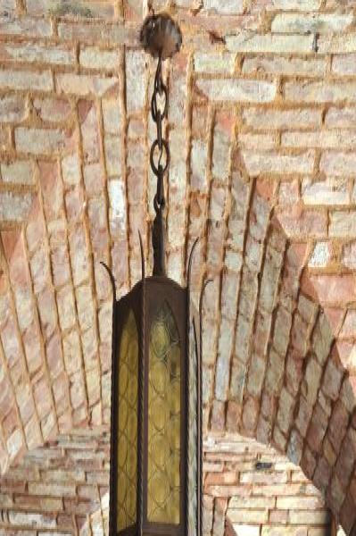Каменные своды и кованые фонари в Castello Di Amorosa, Калифорния